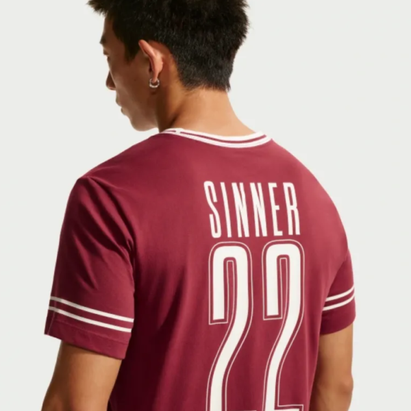 NIKE12092667 Nike Tshirt Jannik Sinner Red Mn